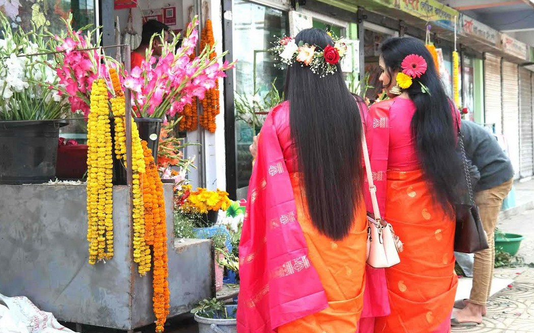 ফুলের বাজারে ভালোবাসা দিবসের আগুন